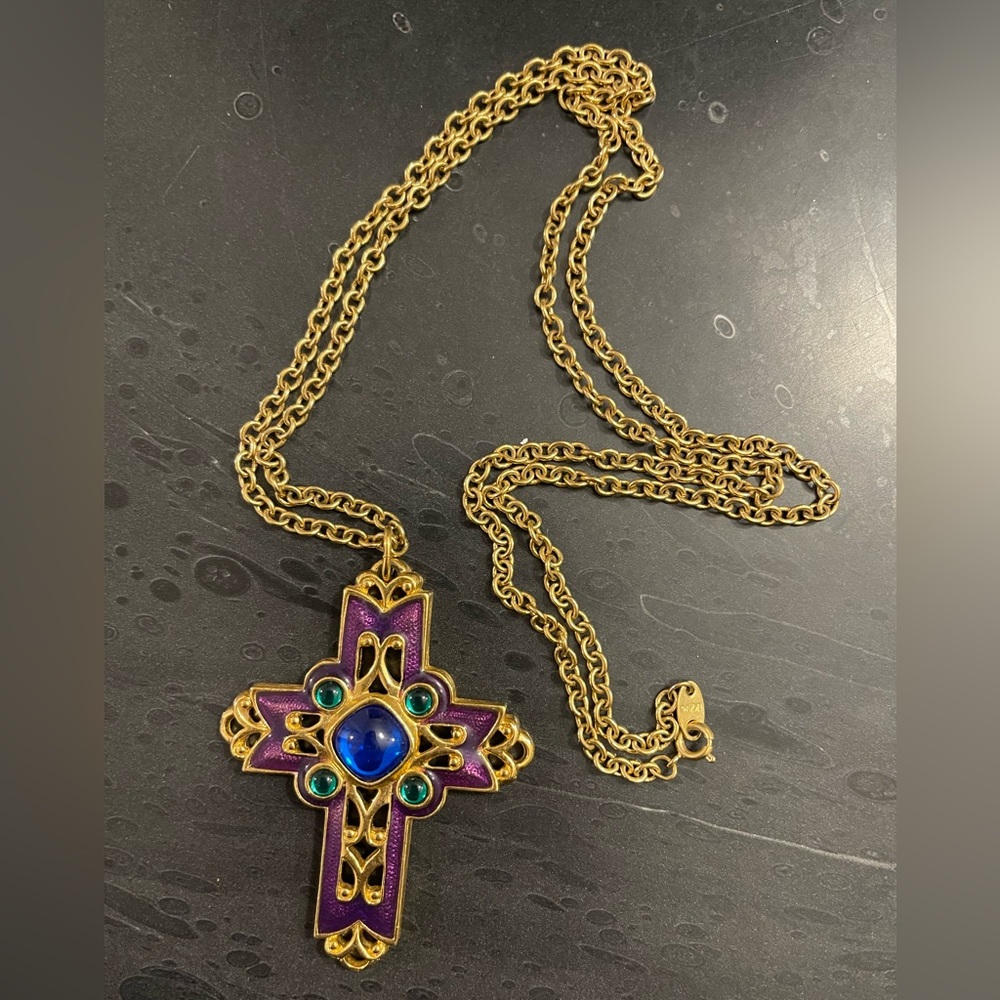 Avon signed vintage Gold tone Cross Pendant Necklace